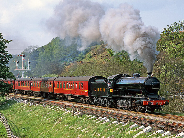 Q7 901 departs Goathland